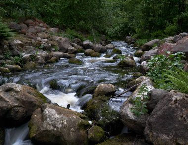 Kayaların üzerinde akan bir derenin yüksek açılı görüntüsü
