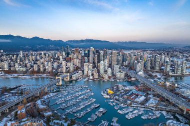 Kanada 'daki güzel Vancouver şehrinin kış boyunca birçok gökdelenle çekilmiş bir fotoğrafı.