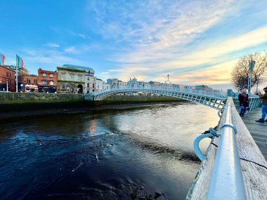 Gün batımında İrlanda 'nın Dublin kentindeki Liffey Nehri' nden geçen bir köprü.