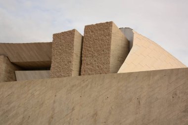 Kosta Adeje 'deki Magma Sanat ve Kongre Ünitesi' nin eğrilerine sahip modern bir bina.