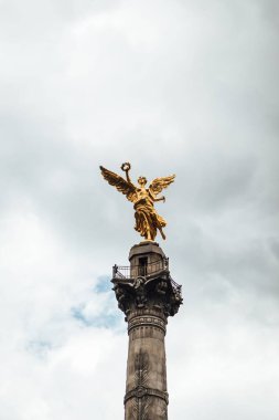 Mexico City 'nin bağımsızlık meleğinin kavşağın tepesindeki dikey çekimi.