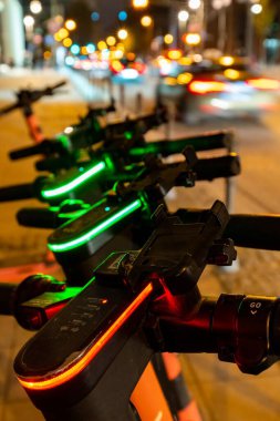Frankfurt am Main, Almanya 'da gece vakti şehirde elektrikli scooterların yakın plan çekimi.