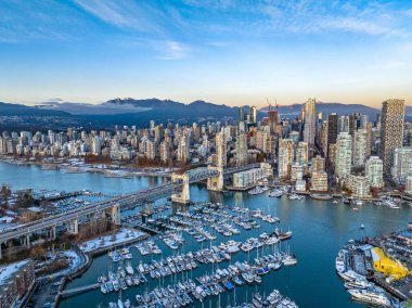 Kanada 'daki güzel Vancouver şehrinin kış boyunca birçok gökdelenle çekilmiş bir fotoğrafı.