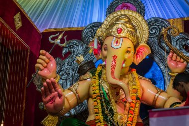 Hindistan 'daki Mumbai Ganpati Festivali' nde Ganesha 'nın fil başlı idolü Girangaon Cha Raja' nın yakın plan çekimi.