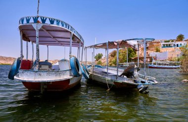 Mısır kıyılarındaki manzaralı şehir manzarasına karşı iki tekne