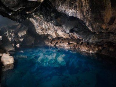 İzlanda 'daki Myvatn Gölü yakınlarındaki Grjotagja lav mağarasının güzel bir görüntüsü.