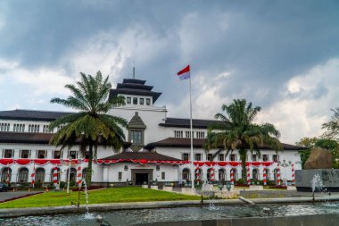 Gedung Sate Valiliği, Endonezya bayrağının bulutlu bir günde rüzgarda dalkavukluk etmesiyle Bandung 'da