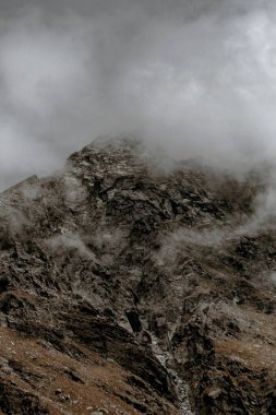 San Bernardino kayalık tepenin dikey hava manzarası kara bulutlarla kaplıydı.