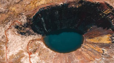 İzlanda 'da su dolu eski bir volkanın yakın çekimi.
