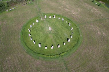 Çek Cumhuriyeti 'ndeki Holasovicke Stonehenge taş dairesinin manzaralı bir görüntüsü