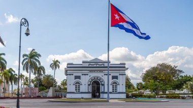Bulutlu gökyüzünün altındaki Santa Ifigenia mezarlığının havadan görünüşü