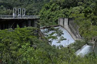 Chu Yang Sin, Vietnam 'daki ormanda akan güzel bir şelalenin yüksek açılı görüntüsü.