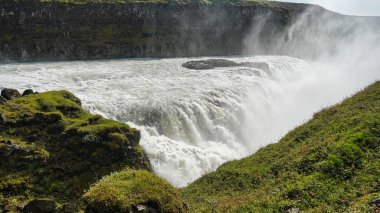Gullfoss 'un manzarası ve yeşilliği İzlanda' da güneşli bir günde.