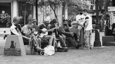 Fotografia de un grupo de amigos en el Parque de la Soledad en la capital de Costa Rica San Jose clipart