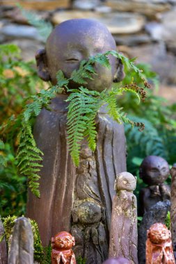 Portekiz 'in Shiststone kasabası Cadeira' da gün ışığında eski kil figürlerinin dikey çekimi.