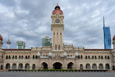 Kuala Lumpur, Malezya 'da bulutlu gökyüzü olan Sultan Abdul Samad Binası