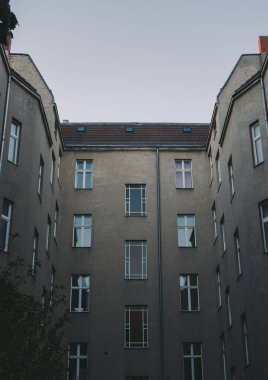 Güneşli bir günde modern binaların dikey görüntüsü.
