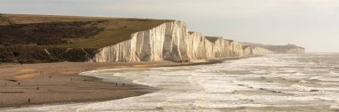 South Downs, East Sussex, İngiltere 'deki Seven Sisters uçurumlarının panoramik görüntüsü.
