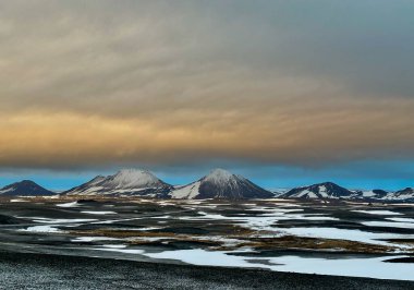 Güzel dağ manzarası, karla kaplı zirveler.