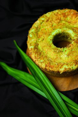 Bolu pandan ban bisküvisinin yakın plan koyu yeşil yaprakları etrafında