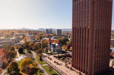 Güneşli bir sonbahar gününde Massachusetts Üniversitesi Amherst kampüsünün hava görüntüsü.