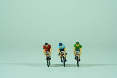 Yarış bisikletçisi ışık arkaplan, ön görünüm izole