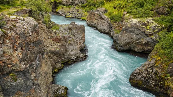Ένα Όμορφο Ποτάμι Περιτριγυρισμένο Από Πράσινη Βλάστηση Και Βράχια — Φωτογραφία Αρχείου