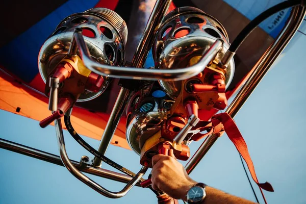 Légballon Motorját Felszállás Előtt Tartó Személy Keze — Stock Fotó