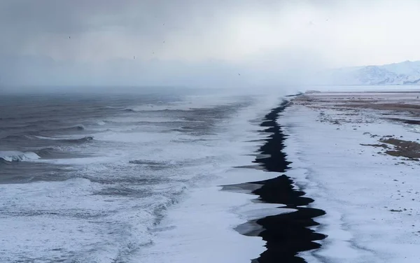 Αεροφωτογραφία Παγωμένης Παραλίας Κύματα Στο Dyrholaey Της Ισλανδίας — Φωτογραφία Αρχείου