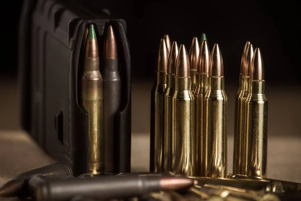 Various 223 Caliber 56Mm Bullets Standing Laying Next Full Magazine — Stock Photo, Image