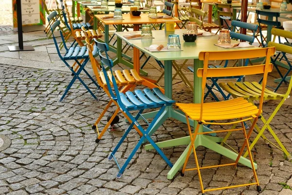 Chais Colorido Vacío Mesas Café Aire Libre Una Acera — Foto de Stock