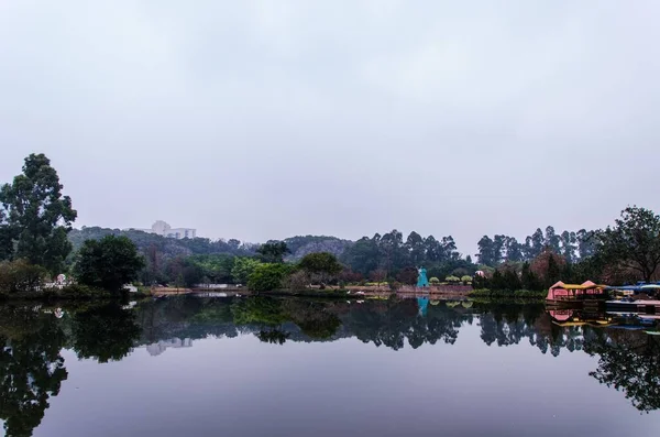 Una Magnífica Vista Tranquilo Lago Que Refleja Los Gruesos Árboles —  Fotos de Stock