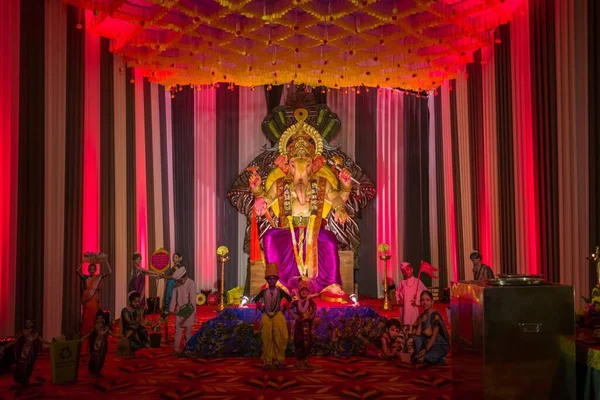 Het Idool Van Lord Ganesha Aanbiddende Kamer Met Rood Neon — Stockfoto