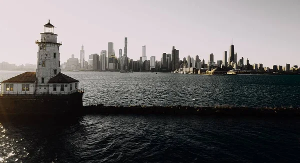 Chicago Harbor Fyr Vågbrytare Med Modern Stadsbild Bakgrunden — Stockfoto