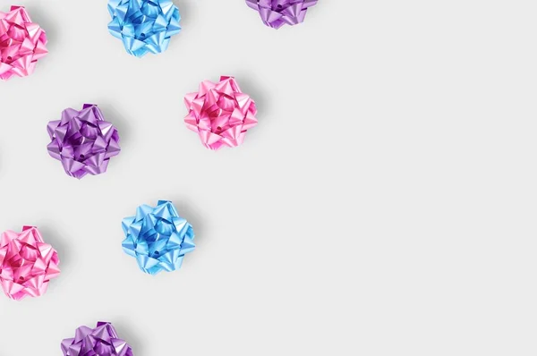 Fond Composition Minimal Plastique Violet Bleu Rose Noeuds Cadeaux Décoratifs — Photo