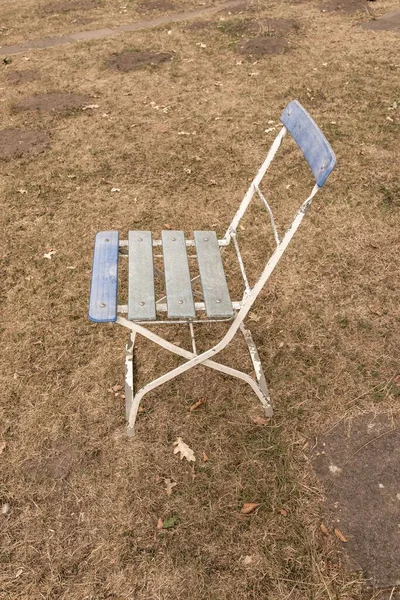 砂の床に金属製の椅子の垂直方向の高角度ショット — ストック写真