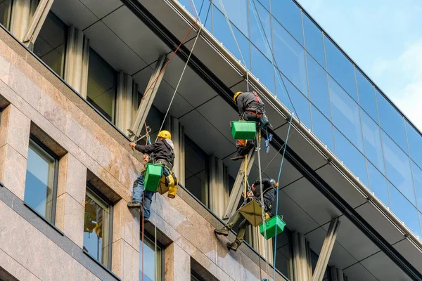 Group Window Cleaners Hanging Ropes Cleaning Facade Building Budapest Hungary — Stock Photo, Image