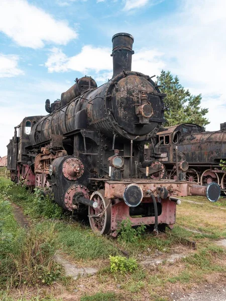 Een Verticaal Schot Van Gestoomde Locomotief Een Autokerkhof — Stockfoto