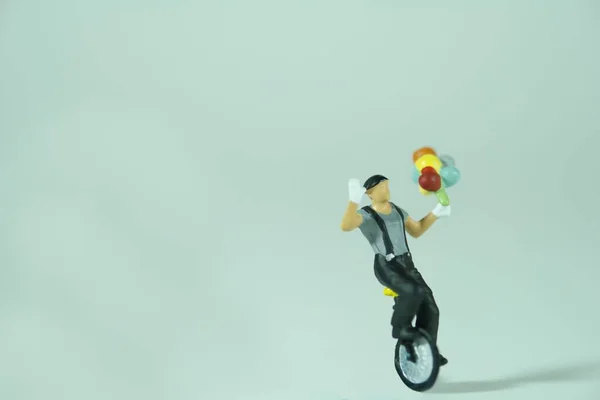 Klaun Jeździ Jednokołowcu Trzyma Jednej Ręce Kilka Kolorowych Balonów Odizolowanych — Zdjęcie stockowe