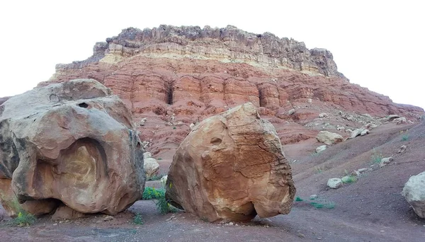 砂漠の中の巨石や岩山の自然風景 — ストック写真
