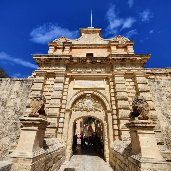 Brama Mdina Zachmurzonym Niebieskim Niebem Tle Mdina Malta — Zdjęcie stockowe