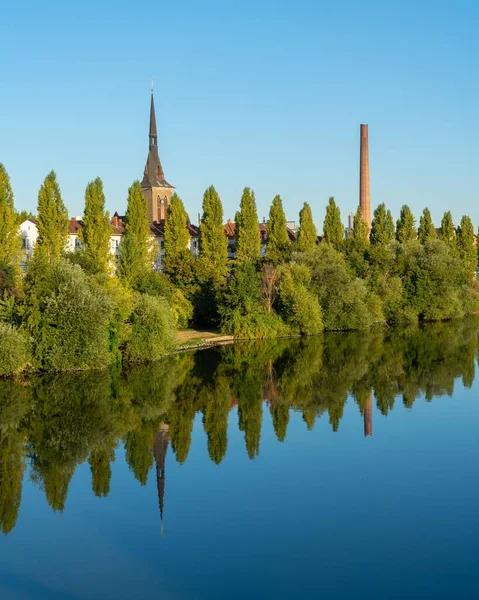 Vertikal Bild Träd Annons Byggnader Speglar Vattnet — Stockfoto