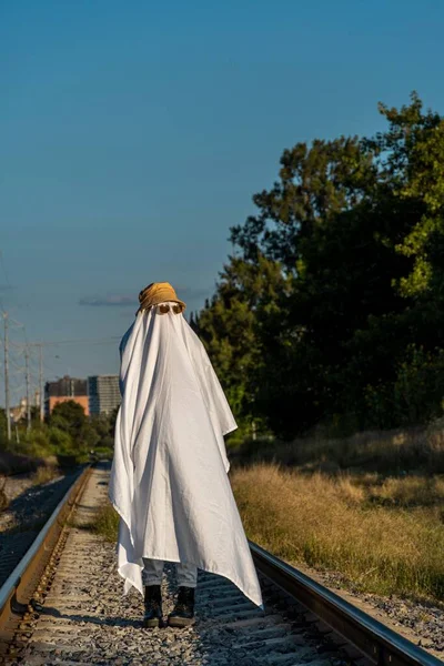 Fantasma Sui Binari Del Treno Campagna Concetto Halloween — Foto Stock