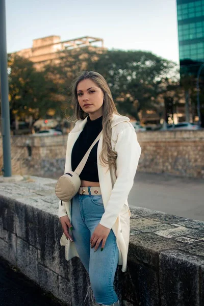 Eine Vertikale Einer Schönen Argentinierin Weißem Mantel Und Blauer Jeans — Stockfoto