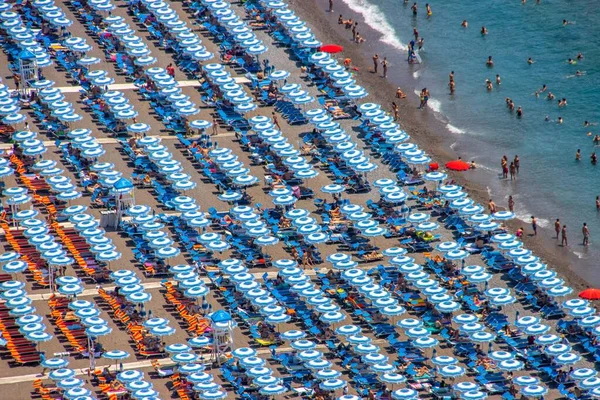 Drukke Mooie Positano Beach Met Veel Parasols Mensen Spelen Zee — Stockfoto