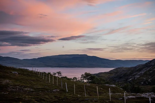 Ein Faszinierender Sonnenaufgang Über Den Hügeln Und Dem See Nordnorwegen — Stockfoto