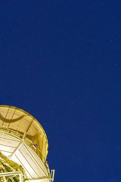 Silindirik Ahşap Yapının Alçak Açısı Berrak Gece Gökyüzünün Altında — Stok fotoğraf