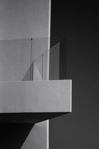 Вертикальна Сіра Галявина Сонячного Світла Сучасної Будівлі Балконним Склом — стокове фото