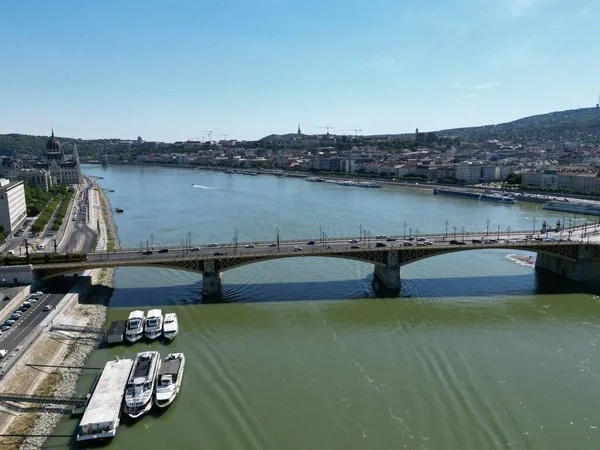 ハンガリー ブダペストのドナウ川にかかる橋の空中写真 — ストック写真