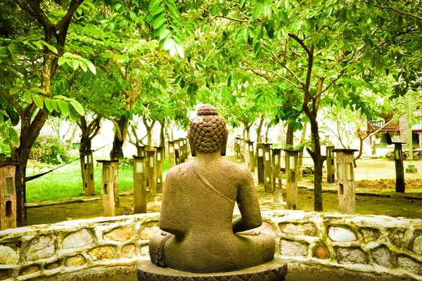 Eine Meditierende Buddha Statue Vor Grünem Garten Und Tempel — Stockfoto